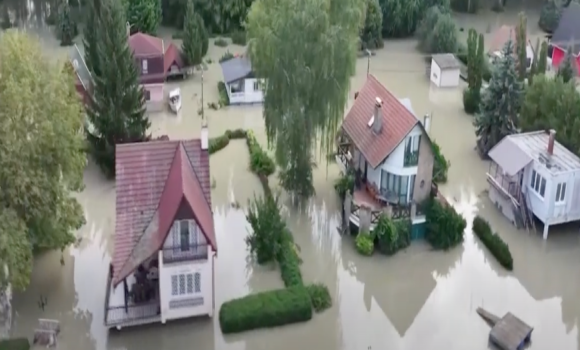 Elképesztő drónfelvételek: A Duna elárasztott egy magyar falut, világszerte terjednek a videók!